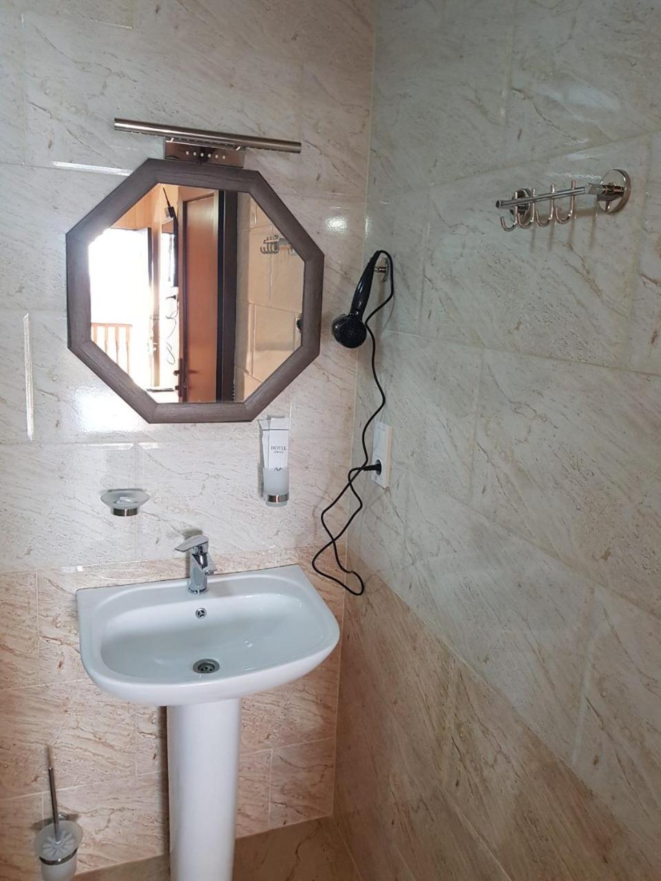 Park Hotel Kutaisi Eksteriør bilde